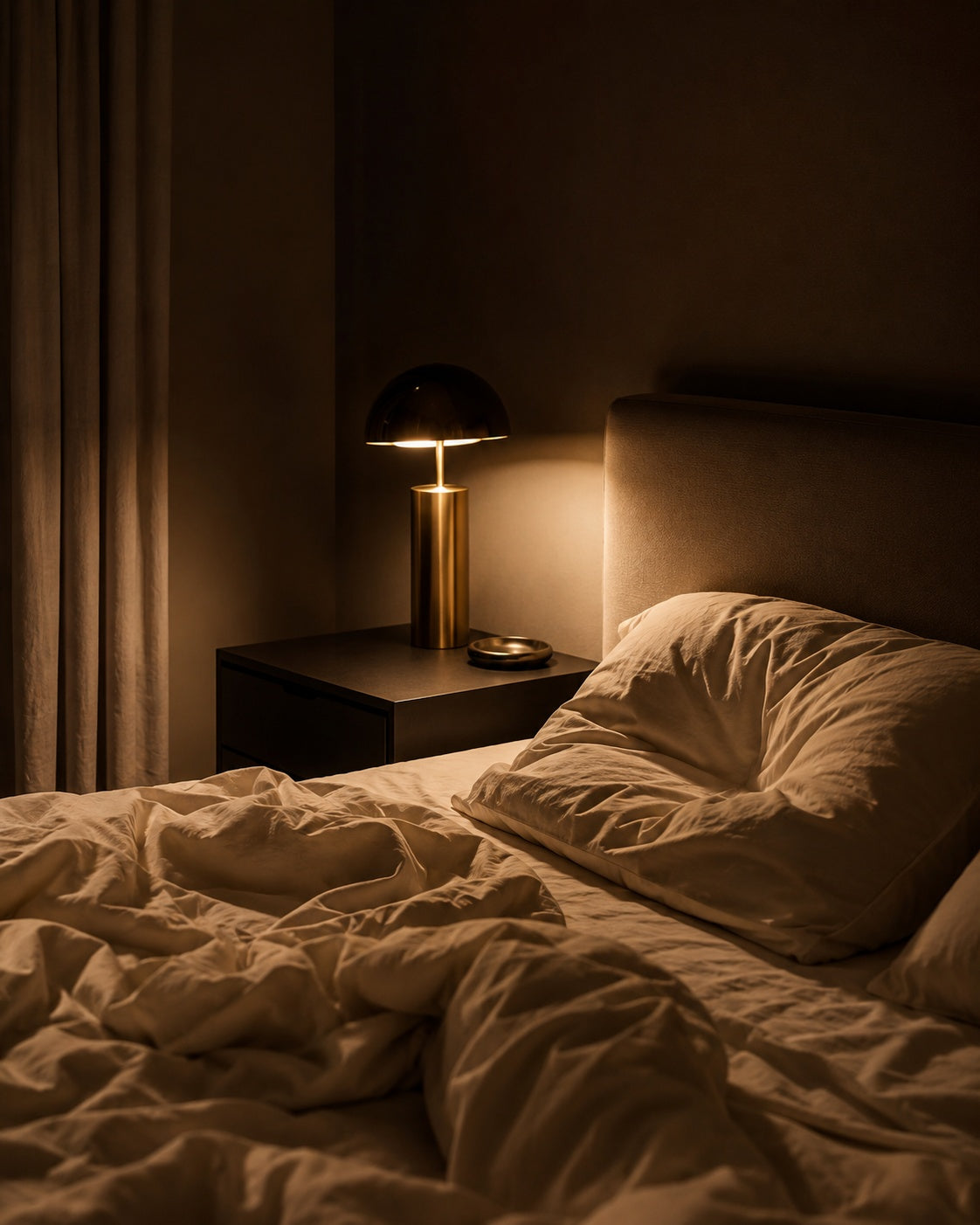 Chambre calme le soir, ambiance cocon Lunara autour de l'oreiller cervical
