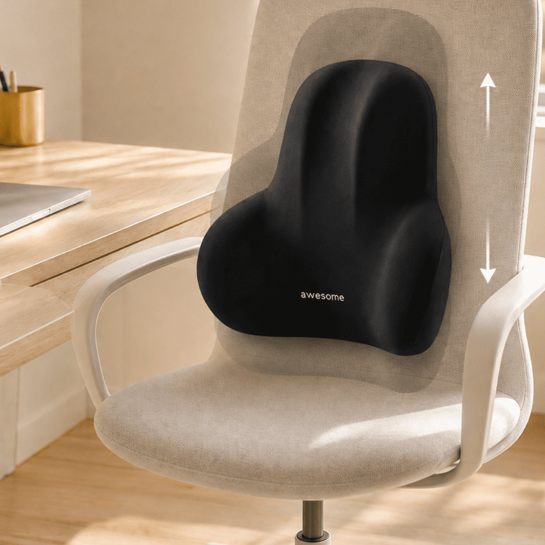 Coussin lombaire noir sur une chaise, avec une flèche montrant son réglage en hauteur. Image