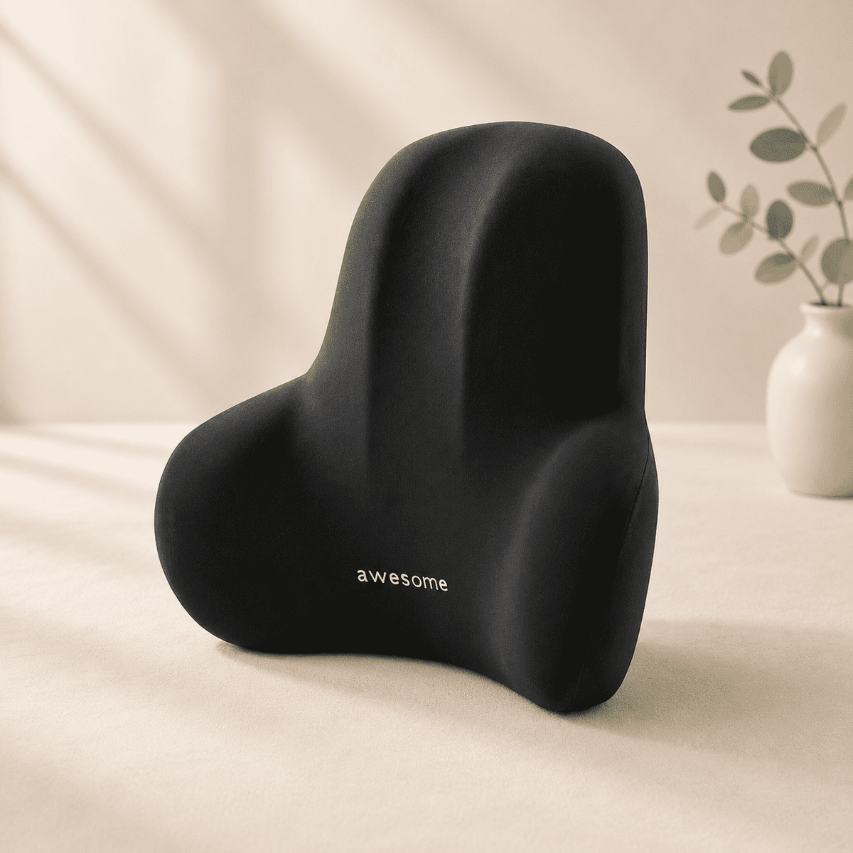 Photo lifestyle coussin lombaire Lunara — soutien du dos, chambre ivoire et or