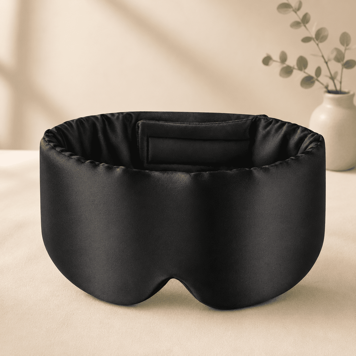 Photo lifestyle masque de nuit en soie Lunara — chambre ivoire et or