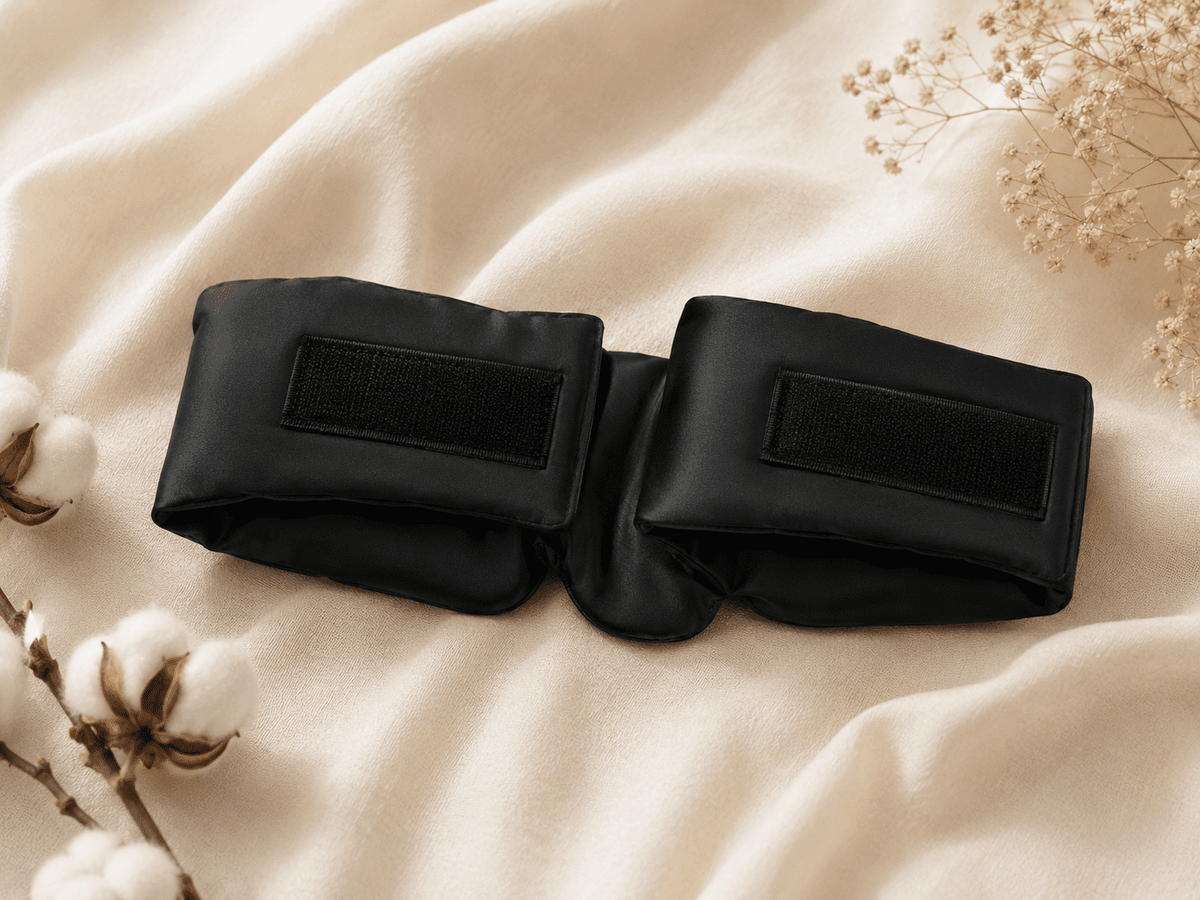 Vue intérieure du masque de sommeil en soie noir, avec sa fermeture réglable ouverte. Image