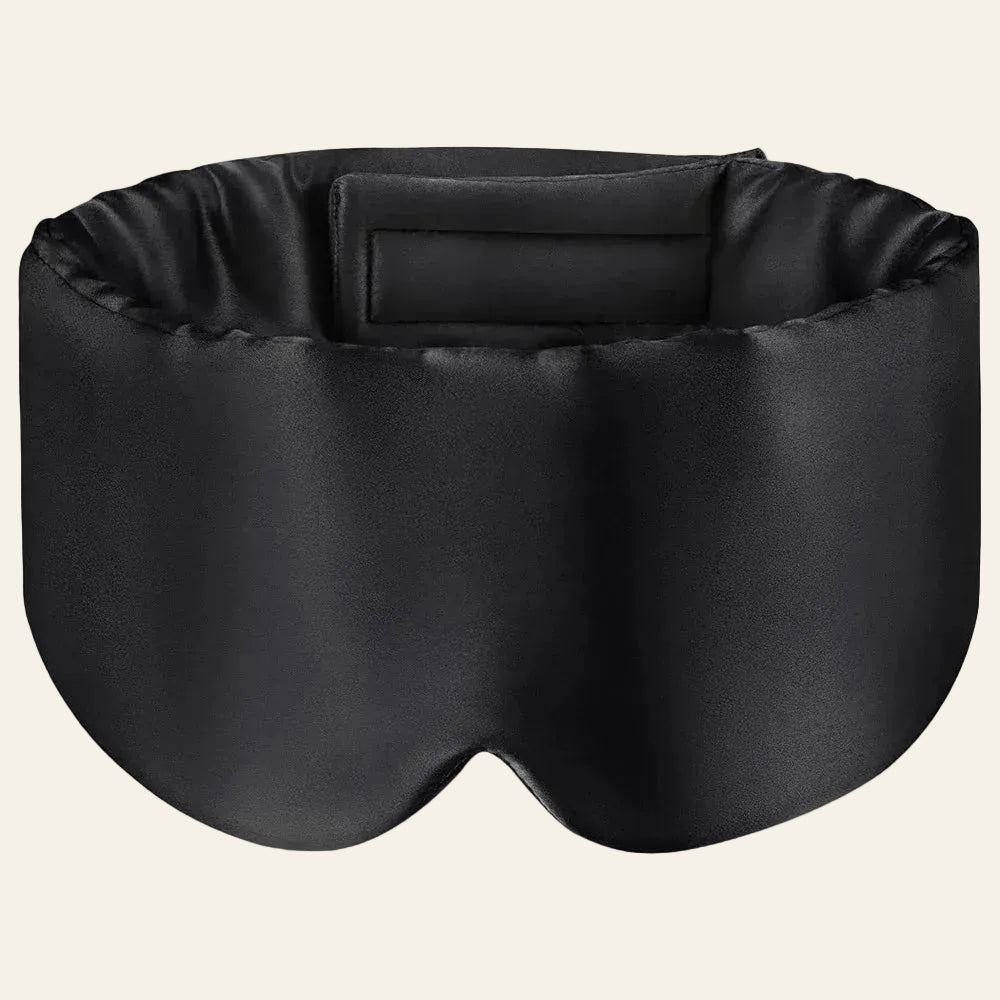 Masque en soie Lunara posé sur table de nuit — rituel cocooning et soin de la peau